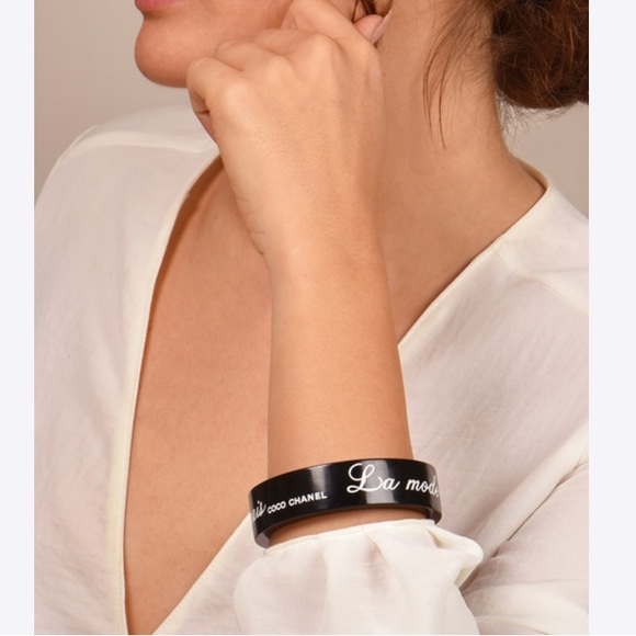 CHANEL 2007 Spring 07P Black & White Resin Bangle Bracelet - Picture 2 of 9